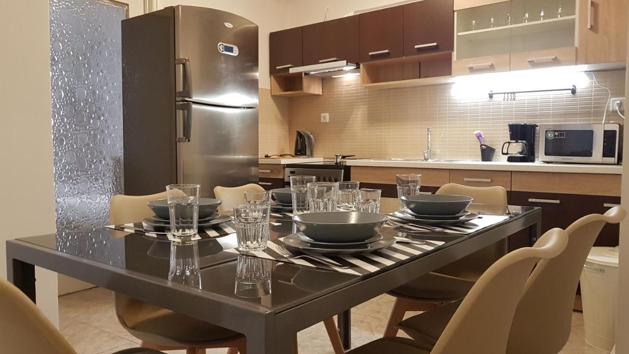 Palette Chocolate - Center, 6 Bd, 3 Bath *